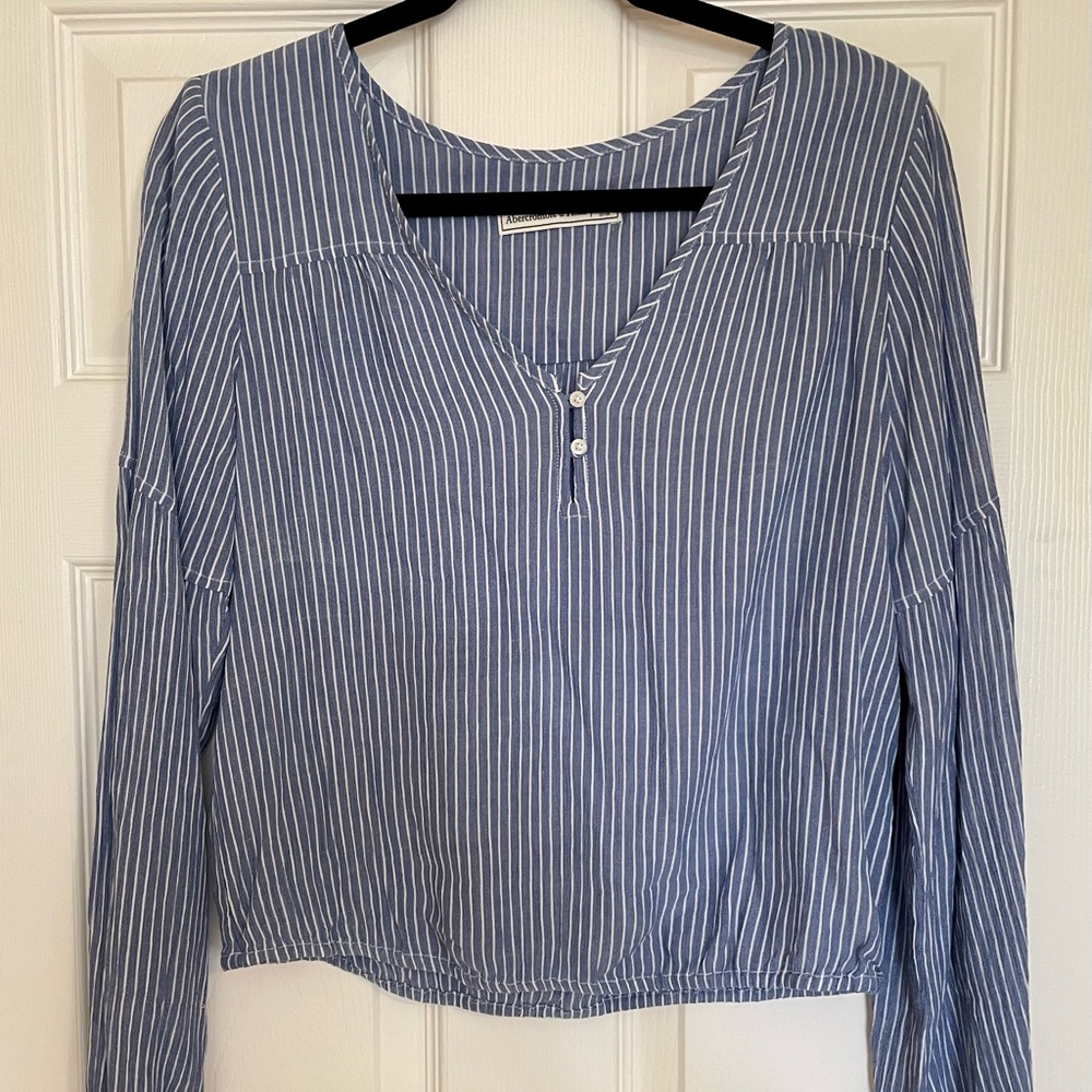 *BRAND NEW, NEVER WORN* A&F blue&white striped Blouse